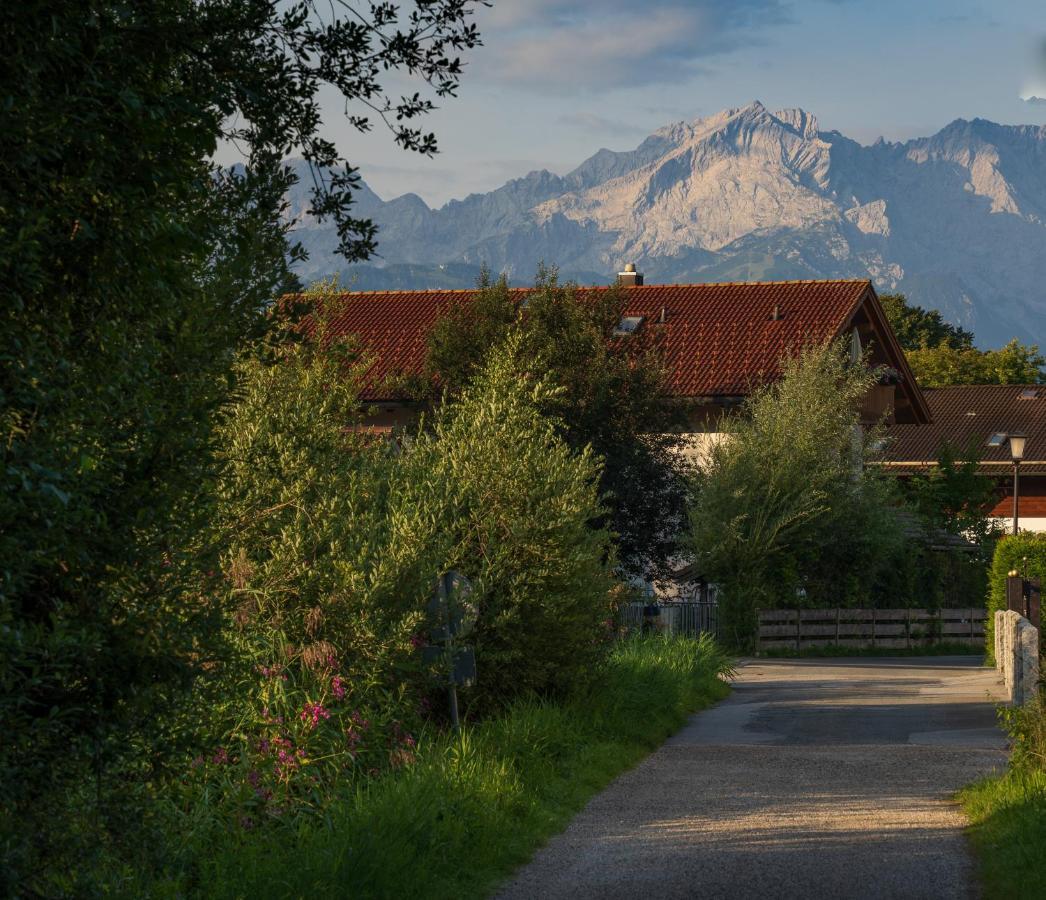 Das Bergquartier - Ferienwohnung Zugspitze オーベラウ エクステリア 写真